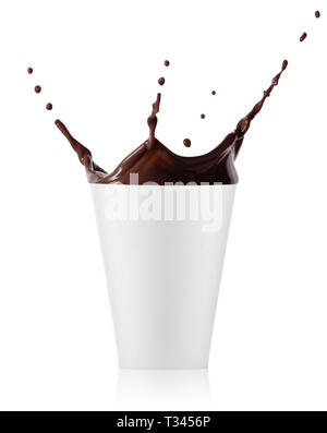 Schokolade Splash in einem weißen Einweg Glas auf weißem Hintergrund Stockfoto