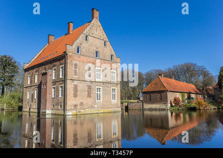 Historisches Haus Welbergen mit Reflexion im Wasser in Ochtrup, Deutschland Stockfoto
