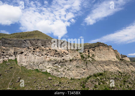 Viev auf der Vardzia Höhle Kloster und antike Stadt in Felsen, eine der Hauptattraktionen in Georgien, UNESCO Stockfoto