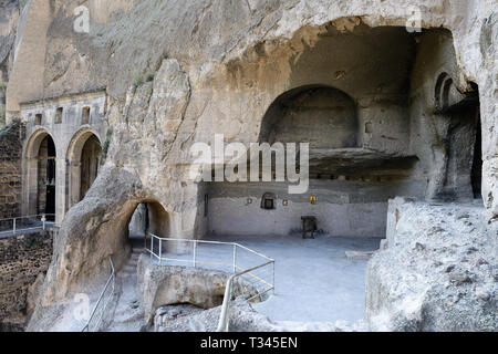 Viev auf der Vardzia Höhle Kloster und antike Stadt in Felsen, eine der Hauptattraktionen in Georgien, UNESCO Stockfoto