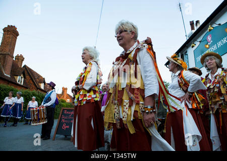 Die Shalebrook Morris Dancers am Kentish Horse Pub, Mark Buche, Kent Stockfoto