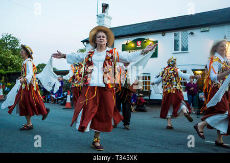 Die Shalebrook Morris Dancers am Kentish Horse Pub, Mark Buche, Kent Stockfoto