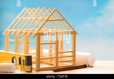 Holzhaus und Planung auf blauen Himmel Bau Architektur abstrakt hintergrund Konzept Stockfoto