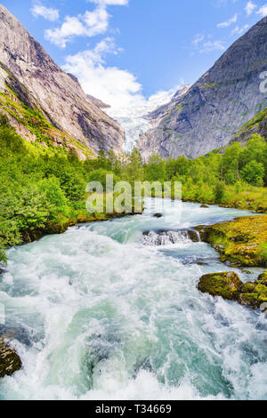 Landschaft mit Fluss in der Nähe oder Briksdalsbreen Gletscher Briksdalsbreen in Olden, Norwegen mit grünen Berg. Norwegen Natur und Reisen Hintergrund. Sommer in Norwegisch Stockfoto