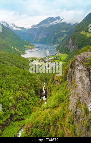 Kreuzfahrtschiff im Hafen Geiranger, Norwegen. Geiranger seaport View Point. Stockfoto