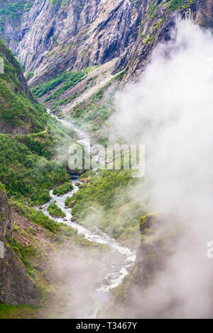 Voringfossen Wasserfall - der vierte höchste Gipfel in Norwegen. Nord-norwegen, Sommerurlaub in Norwegen Skandinavien. Stockfoto