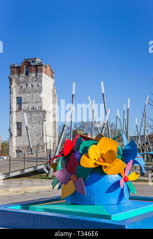 Bunte Blume Skulptur und Kletterwand in Gronau, Deutschland Stockfoto