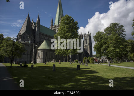 Nidarosdom In Trondheim wurde ab 1070 erbaut und ist heute eine der wichtigsten und eindrucksvollsten Kirchen in Norwegen. Stockfoto