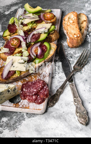 Traditionelle italienische Panini, Sandwiches mit geräucherter Wurst, knackigem Salat und Blauschimmelkäse. Stockfoto