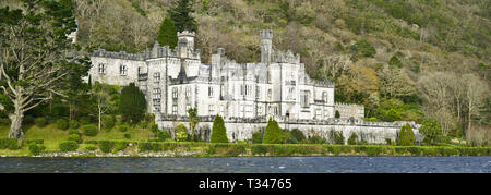 Kylemore Abbey in Connemara, County Galway, Irland, Panoramaaussicht Stockfoto