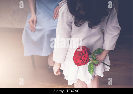 Happy Mother's Day. Kleines Mädchen gratuliert ihr Mama. Stockfoto