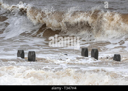 Meer Skulptur, brechenden Wellen und starke Wasser Stockfoto