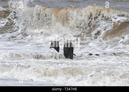 Meer Skulptur, brechenden Wellen und starke Wasser Stockfoto