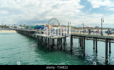Santa Monica Strand und Pier, an einem sonnigen Tag mit blauem Himmel und Wolken, Weitwinkel Panorama, Kalifornien, USA Stockfoto
