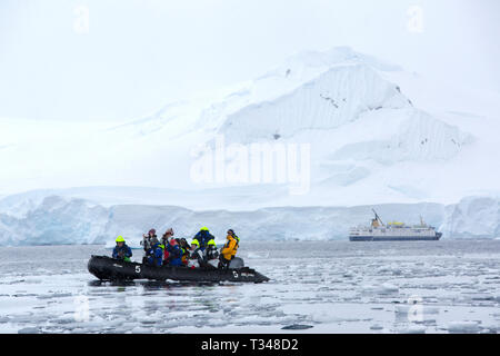 Zodiacs aus der Antarktis Kreuzfahrt Schiff Touristen nehmen um Eisberge aus Anvers Island, in der Palmer Archipel, Antarktis. Stockfoto