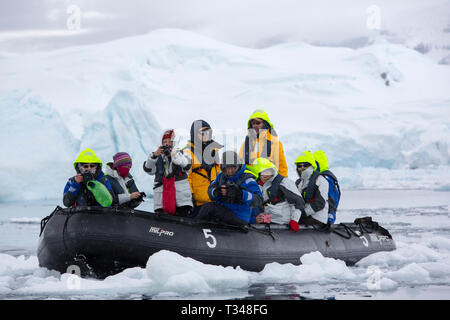 Zodiacs aus der Antarktis Kreuzfahrt Schiff Touristen nehmen um Eisberge aus Anvers Island, in der Palmer Archipel, Antarktis. Stockfoto