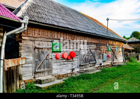 Maramuresch, Rumänien - August 2nd, 2019: eine hölzerne Scheune in einem Dorf in der Maramuresch Bereich in Rumänien Stockfoto