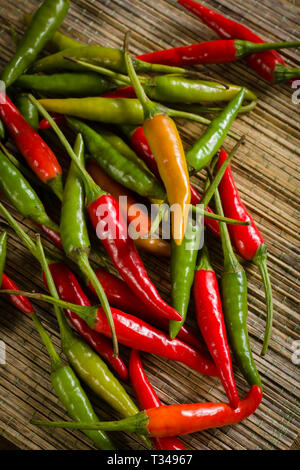 Thai rote und grüne Chilis oder Prik chee fah auch manchmal als Birds Eye Chile Pfeffer feurige Paprika auf 50.000 bis 100.000 Scoville Einheiten bewertet bekannt Stockfoto