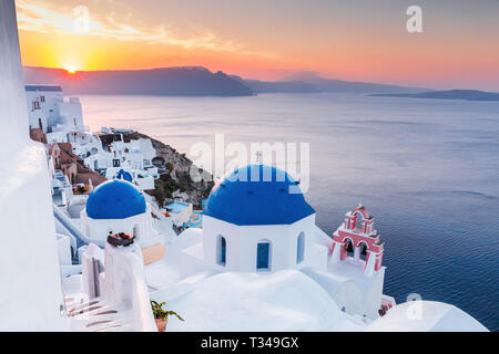 Santorini, Griechenland. Das Dorf Oia bei Sonnenaufgang. Stockfoto