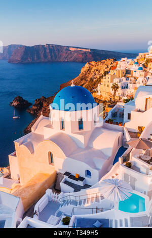 Santorini, Griechenland. Das Dorf Oia bei Sonnenaufgang. Stockfoto