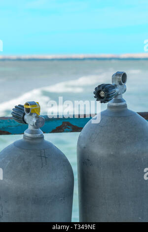 Eine Menge von Tauchflaschen. Sauerstoffflaschen outdoor. Sauerstoffflaschen für Schwimmen im Hintergrund auf das Meer. vertikale Foto. Stockfoto