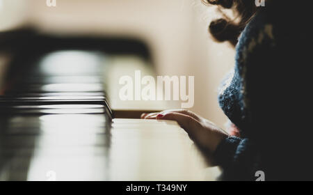 Nahaufnahme der Hand des Mädchens Kleinkind spielen Klavier. Stockfoto