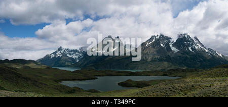 Panoramablick auf die Torres del Paine, Chile mit See Pehoe im Vordergrund. Stockfoto