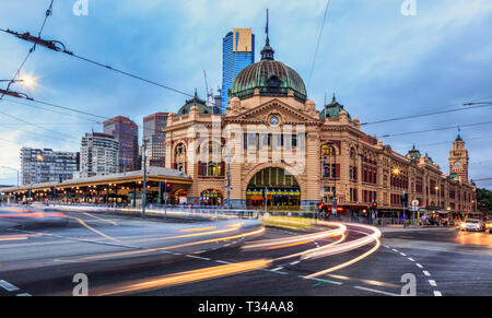 Abends Verkehr am Bahnhof Flinders Street, Melbourne, Australien. Stockfoto