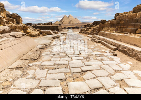 Gizeh Tempel Ruinen und der Weg zu den Großen Pyramiden in Ägypten. Stockfoto