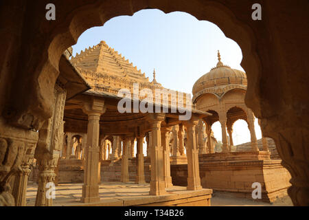 Bada Bagh, Jaisalmer, Rajasthan, Indien - - - Kenotaphe alte Grabstätte der Herrscher von Jaisalmer Wüste Stockfoto