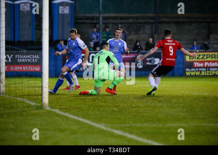 DAVID PARKHOUSE von Derry City FC mit einer halben Chance gespeichert von Ciaran Gallagher (Finn Harps) während der airtricity League Befestigung zwischen Finn Harps FC Stockfoto