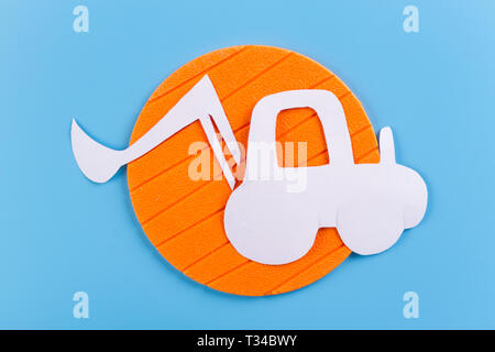 Bagger Konzept Bild. Bagger Spielzeug aus Papier Stockfoto