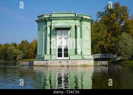 Gatschina, Russland - 24. SEPTEMBER 2015: Die alten Pavillon der Venus in Gatschina Palace Park auf einem September Nachmittag Stockfoto