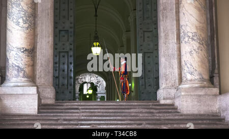 Vatikan - 30. SEPTEMBER 2015: lange Schuß eines Schweizer Garde auf dem Petersplatz, Rom, Stockfoto