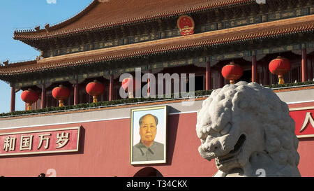 Alte steinerne Löwen hautnah und mao zedong Porträt auf dem Platz des Himmlischen Friedens Stockfoto