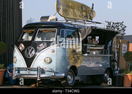 VW Volkswagen Mobile Catering Bars, West Cornwall Pasty Co. Auf der Randox Grand National Veranstaltung, Aintree Liverpool, Großbritannien Stockfoto