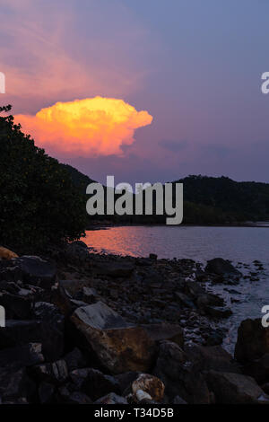 Lebendige Sonnenuntergang auf der Insel Ko Chang in Thailand, April, 2018 - Paradies Blick in die Wirklichkeit - das beste Reiseziel - Lila Himmel Stockfoto