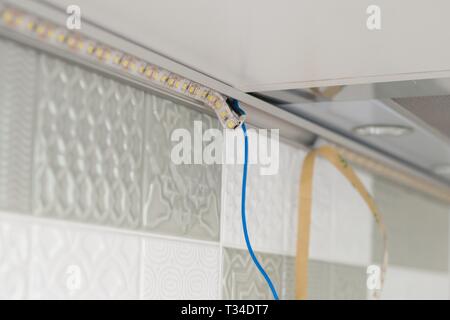 Kiew, UA, 15-03-2019. Arbeiter mit Bau Spritze füllt Naht zwischen der