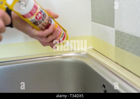 Kiew, UA, 15-03-2019. Arbeiter mit Bau Spritze füllt Naht zwischen der