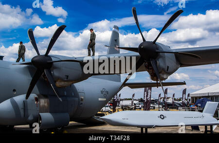 Eine Herculees C 130 J aircrat auf Static Display, mit Besatzung auf dem Flügel, beobachten die flyind anzuzeigen, auf der Farnborough Air Show 2018 Stockfoto