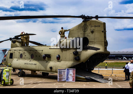 Eine Boeing Chinook auf Static Display, mit der Crew auf der Oberseite beobachten die Air Display Auf der Farnborough Air Show 2018 Stockfoto