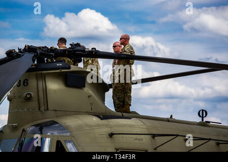 Eine Boeing Chinook auf Static Display, mit der Crew auf der Oberseite beobachten die Air Display Auf der Farnborough Air Show 2018 Stockfoto