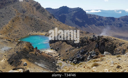 Weite Aussicht von einem smaragdgrünen See auf dem Tongariro Crossing Stockfoto