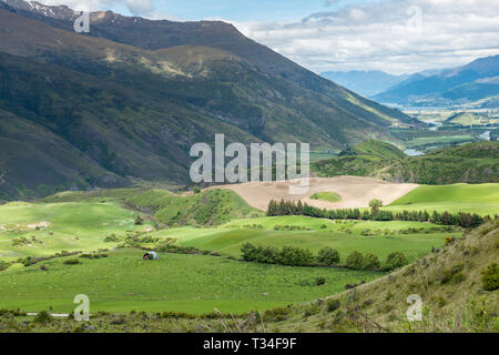 Sonnigen Tal Blick von der Crown Range Road Scenic Lookout Point in der Nähe von Queenstown, Neuseeland Stockfoto