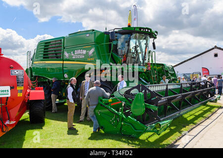 Leute & Blick auf landwirtschaftliche Maschinen (grün Mähdrescher) von Messestand Anzeige - Tolle Yorkshire zeigen, Harrogate, England, UK. Stockfoto