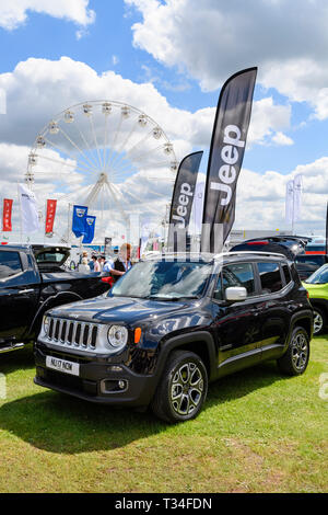 Sonnigen Tag für Leute an der glänzenden schwarzen Jeep Renegade (kleine SUV-Auto) über den Handel stand by - Geparkte große Yorkshire zeigen, Harrogate, England, Grossbritannien Suche Stockfoto