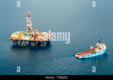 Eine Ölbohrinsel offshore Balikpapan, Indonesien Stockfoto