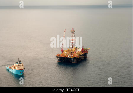 Eine Ölbohrinsel offshore Balikpapan, Indonesien Stockfoto