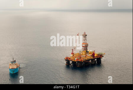 Eine Ölbohrinsel offshore Balikpapan, Indonesien Stockfoto