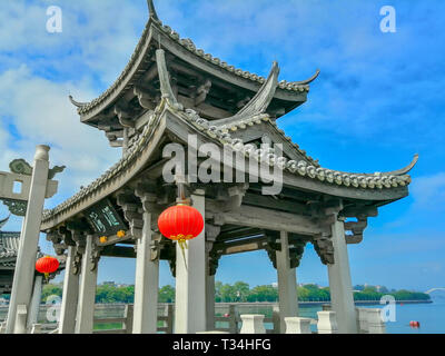 Guangji (Xiangzi) Brücke, Chaozhou. Eingerichtete Pavillons im traditionellen chinesischen Stil auf dem historischen Wahrzeichen der Song Dynastie. Stockfoto